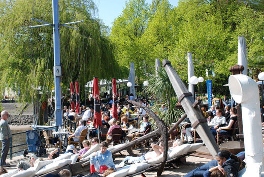 Vollbesetzte Strandcafes in Neumhlen