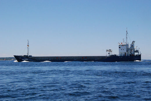 Blaues Flussschiff auf der Elbe