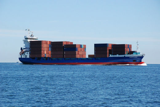 Containerschiff auf Elbe