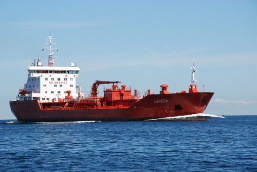 Rotes Tankschiff Stenheim auf der Elbe