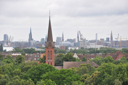 Panorama auf Wilhelmsburger Kirche und Hafencity