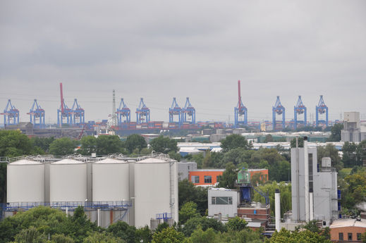 Panoramabild von Hafen mit seinen Kränen