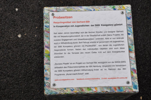 Schild zum Probesitzen der Recyclingmöbel.