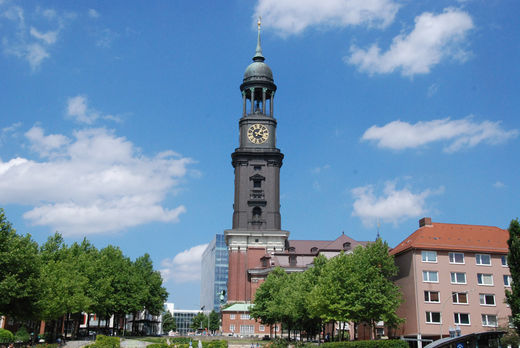 Der Hamburger Michel im Sommer