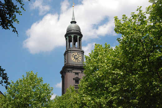 Michel-Kirchturmspitze-im-Sommer.