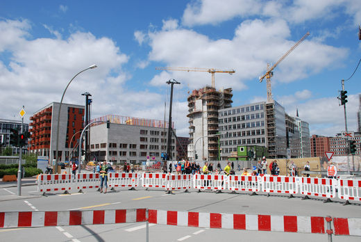 Abgesperrte Kreuzung in der Hafencity beim Marathon