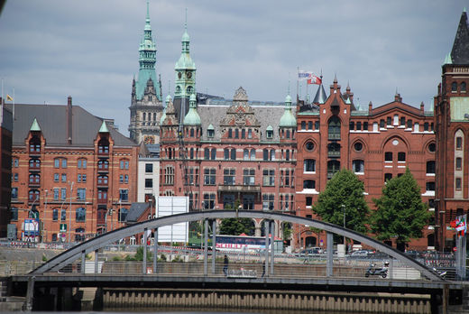 Teile der Speicherstadt mit dem fast verstecktem Rathaus