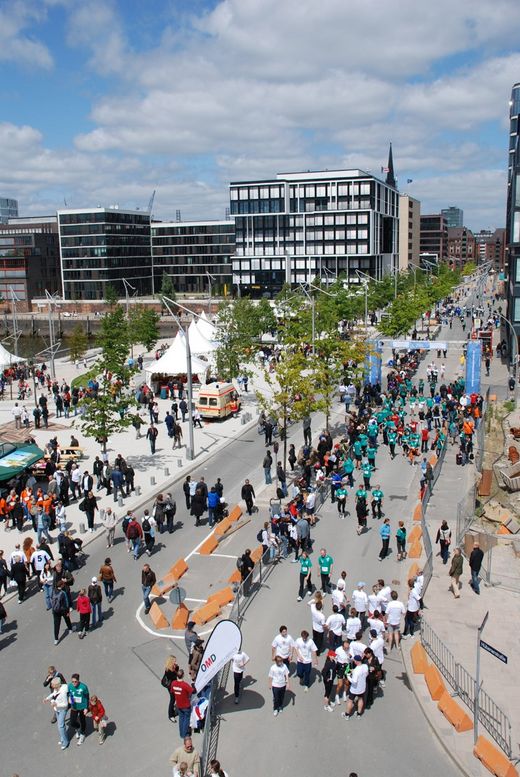 Totale von oben auf Strae mit Lufern in Hafencity