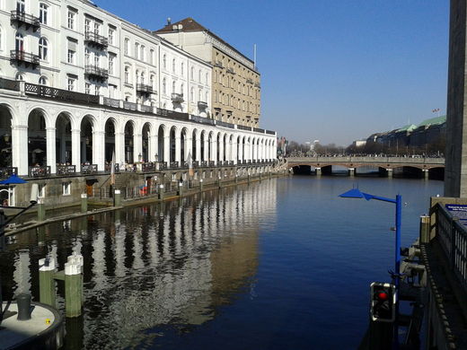 Jungfernstieg beim Rathaus in Hamburg