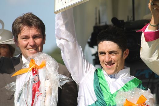 Trainer des Siegerpferdes Sea The Moon Markus Klug und Jockey Christophe Soumillon