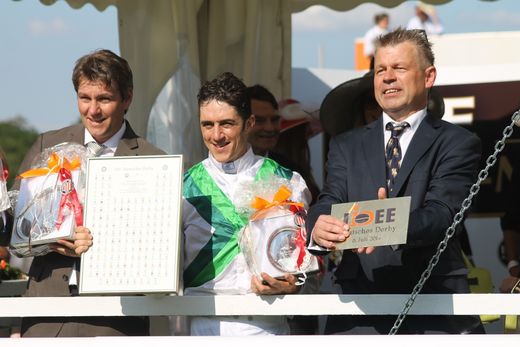 Siegerteam Trainer Markus Klug, Jockey Christophe Soumillon und Niko Lafrentz