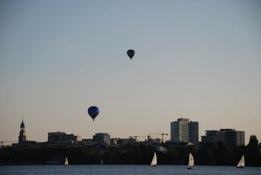 Heißluftballons über der Innenstadt