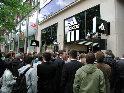 Kundenmasse vorm adidas Store