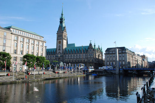 Hamburger Rathaus und kleine Alster
