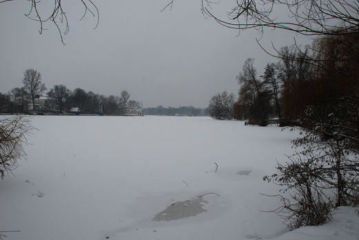 Langer Zug verschneit