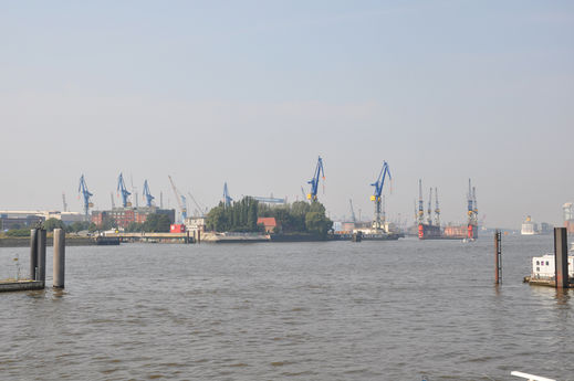 Hamburger Hafen im Sommer  