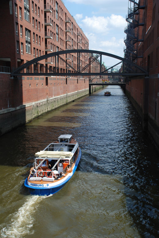 Barkasse im Brooksfleet in der Speicherstadt