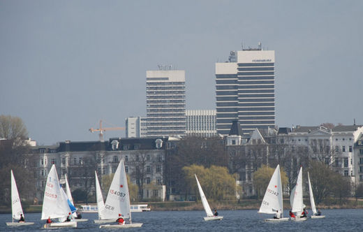 Segler vor Mundsburg Hochhusern