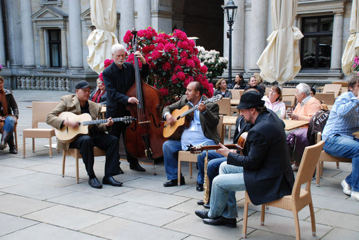 Musiker im Innenhof des Rathaus
