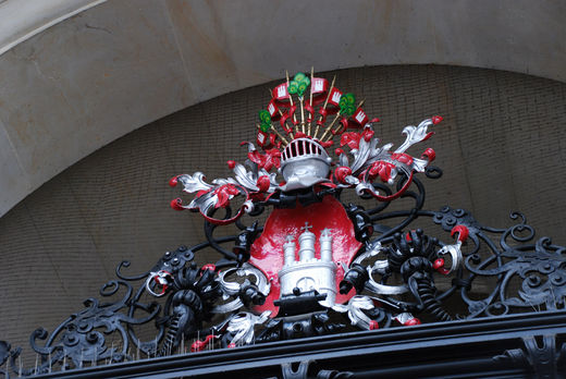 ber dem Eingang zum Hamburger Rathaus