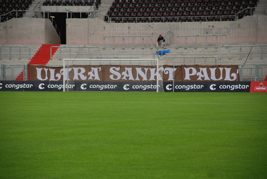 Tor vor der St Pauli Sdtribne 