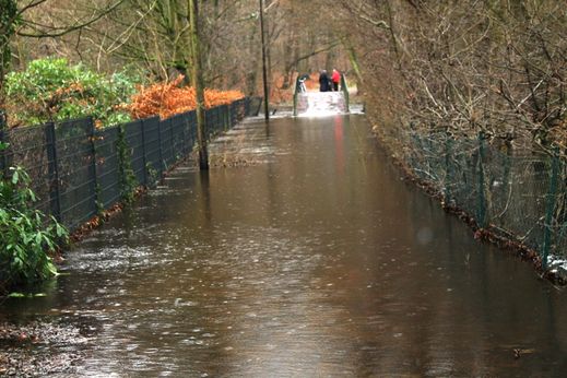 Oberalsterflut macht das Passieren unmglich