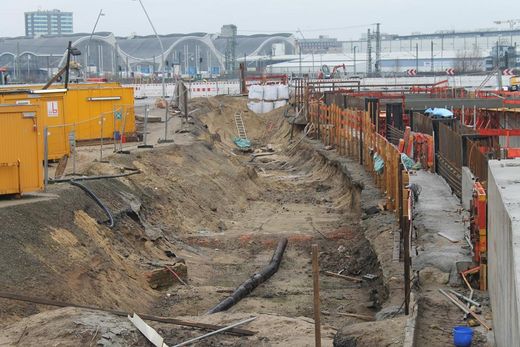 Baugrube vorm neuen Bahnhof