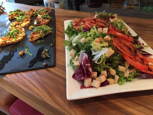 Brunch - Salatplatte und Antipasti auf Brot