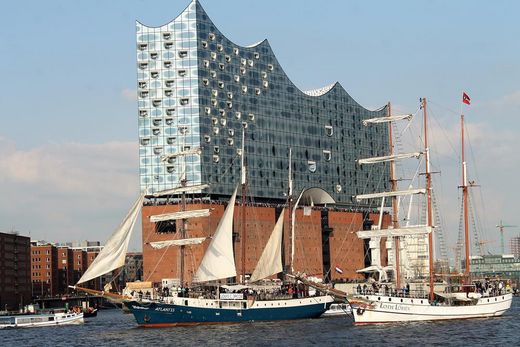 Elbphilharmonie mit Seglern