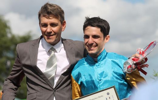 Siegerjockey Maxim Pecheur mit Trainer Markus Klug