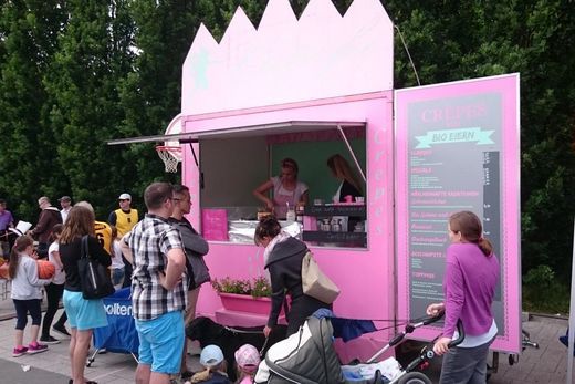 Crepes Fee auf dem Flohmarkt an der Trabrennbahn