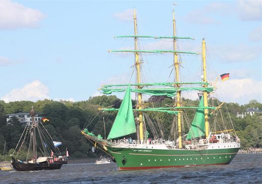 830. Hafengeburtstag Auslaufparade