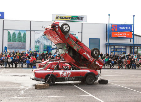 Inferno aus fliegenden Autos und riendem Blech!