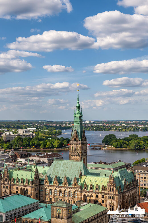 Hamburger Rathaus und Alster