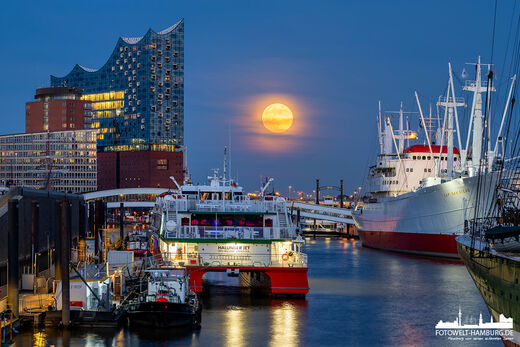 Elbphilharmonie und Supermond