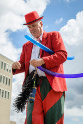 Ballonfiguren, Ballontiere vom Stelzenmann auf der Firmenfeier.