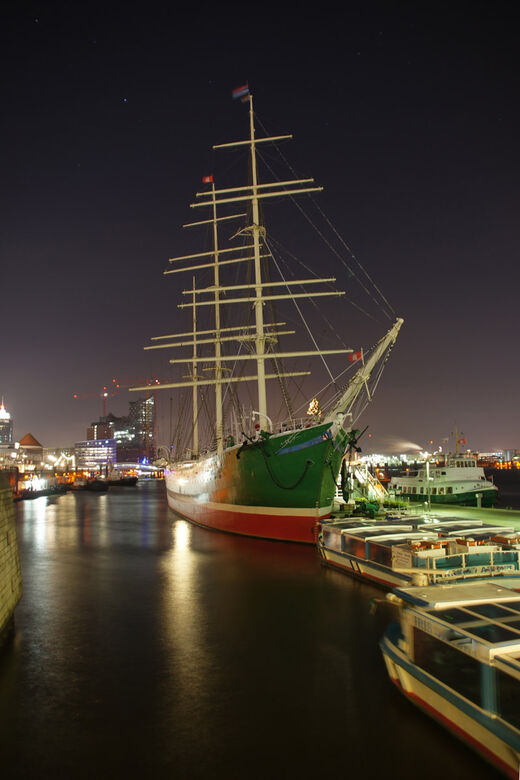 Rickmer Rickmers bei Nacht