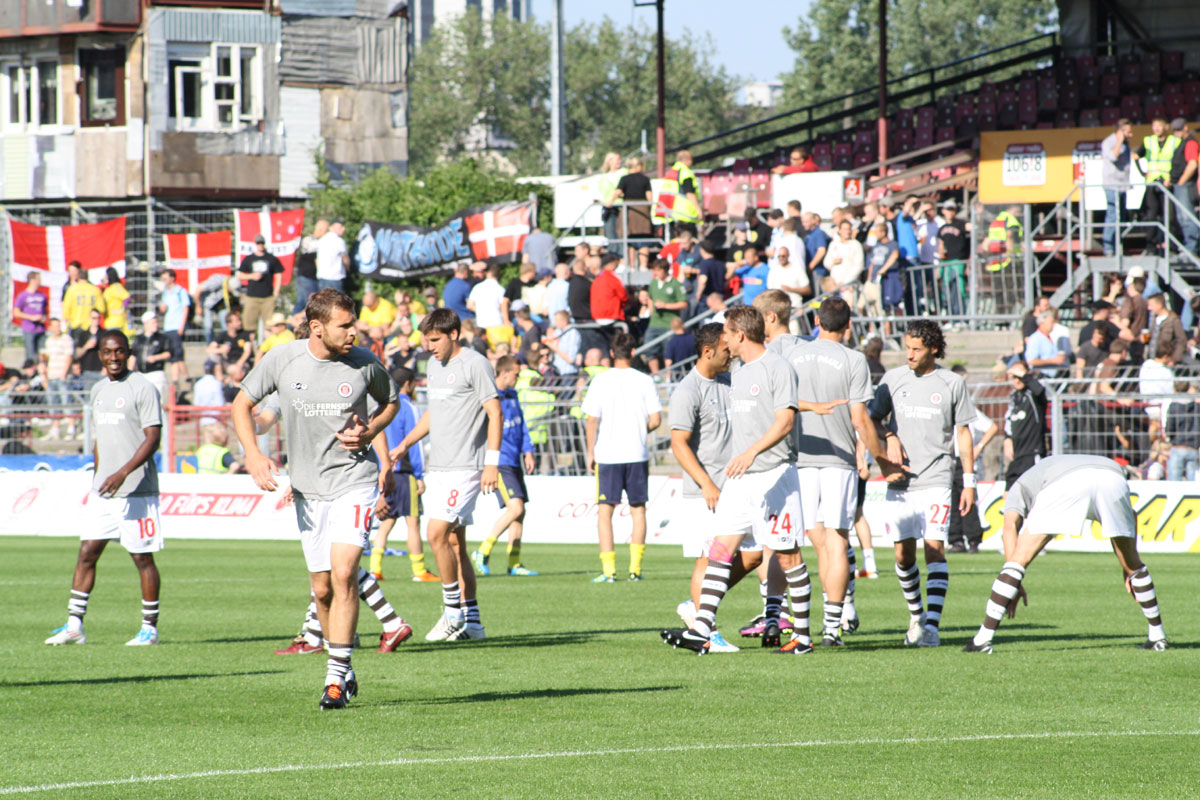 Das Team des FC St. Pauli beim aufwärmen - Foto im Hamburg Web