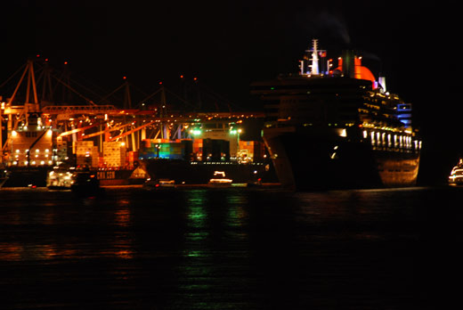 Queen Mary 2 kommt in Hamburg an