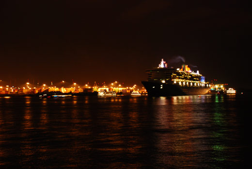 Queen Mary 2 im Hafen von Hamburg