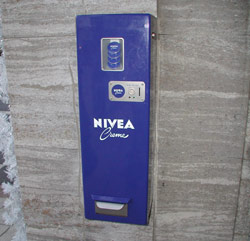 Nivea Crema aus dem Automaten vor dem Nivea Haus