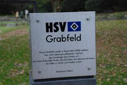 Am Eingang zum HSV Friedhof