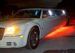 Chrysler Stretchlimousine bei Nacht