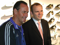 Der ehemalige PSV- und HSV-Trainer Huub Stevens zusammen mit HSV Präsident Bernd Hoffmann