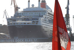 Queen Mary 2 im Dock bei Blohm + Voss