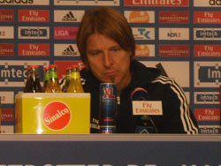 Michael Oenning auf der Pressekonferenz