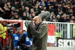 Trainer Holger Stanislawski - erfreut ber den Sieg