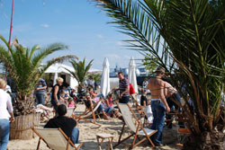 Sommer, Sonne, Palmen und Sandstrand mitten in der Stadt.