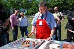 Bezirksamtsleiter Markus Schreiber grillte die ersten Wrste