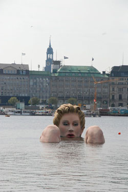 Rkelt sich noch bis zum 10. August in der Binnenalster - die Badende